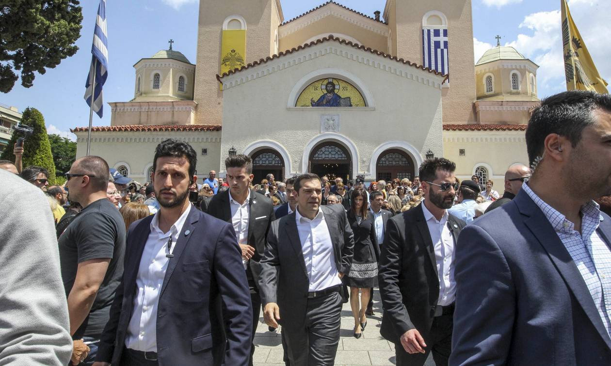 Αλέξης Τσίπρας: Επευφημίες υπέρ του πρωθυπουργού στην κηδεία του Χάρρυ Κλυνν (pics-vids)