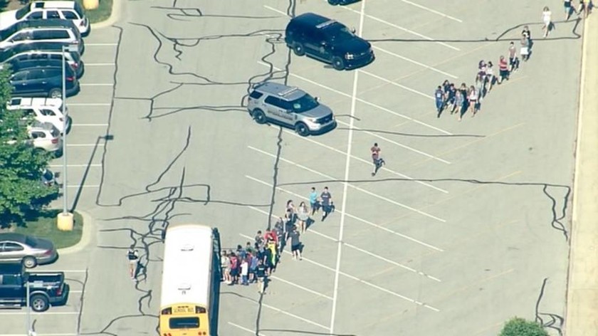 ΕΚΤΑΚΤΟ: Συναγερμός στις ΗΠΑ: Πυροβολισμοί σε σχολείο στην Ινδιανάπολη (Pics)