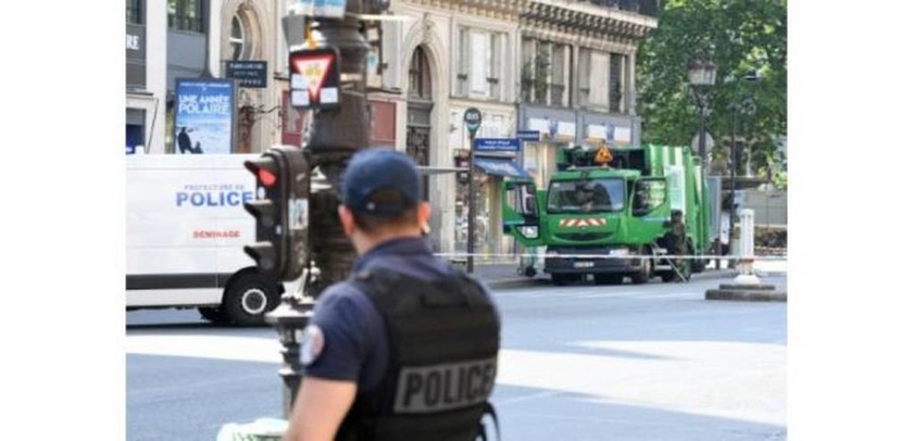 Συναγερμός στην Γαλλία: Έκλεψαν απορριμματοφόρο για να το χρησιμοποιήσουν κατά του Μακρόν (Vid)