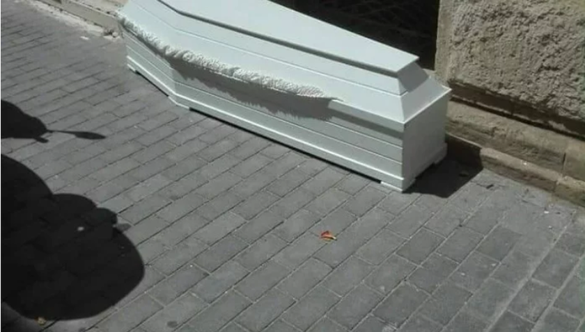 Σάλος στο Ηράκλειο: Άφησαν φέρετρο σε κεντρικό δρόμο (pics)