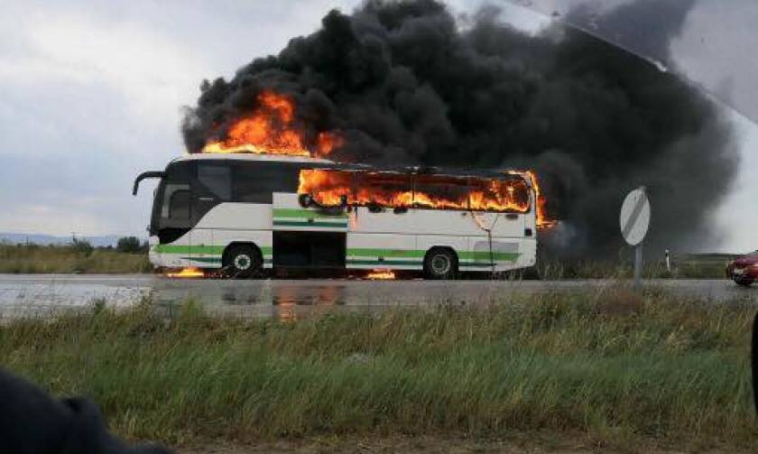 Τρόμος στον Έβρο: Κεραυνός χτύπησε εν κινήσει λεωφορείο με επιβάτες (vid+pics)