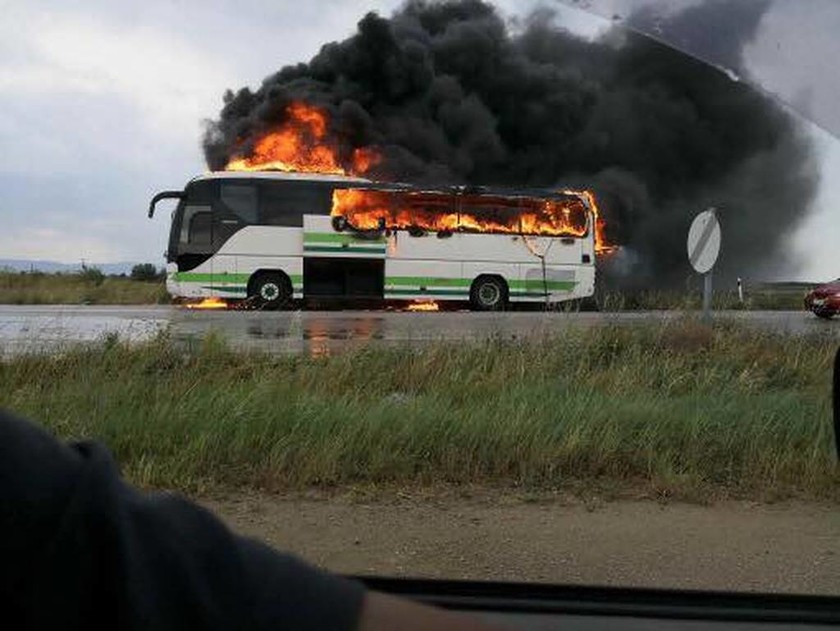 Εικόνες ΣΟΚ στον Έβρο: Λεωφορείο γεμάτο επιβάτες χτυπήθηκε από κεραυνό (vid+pics)