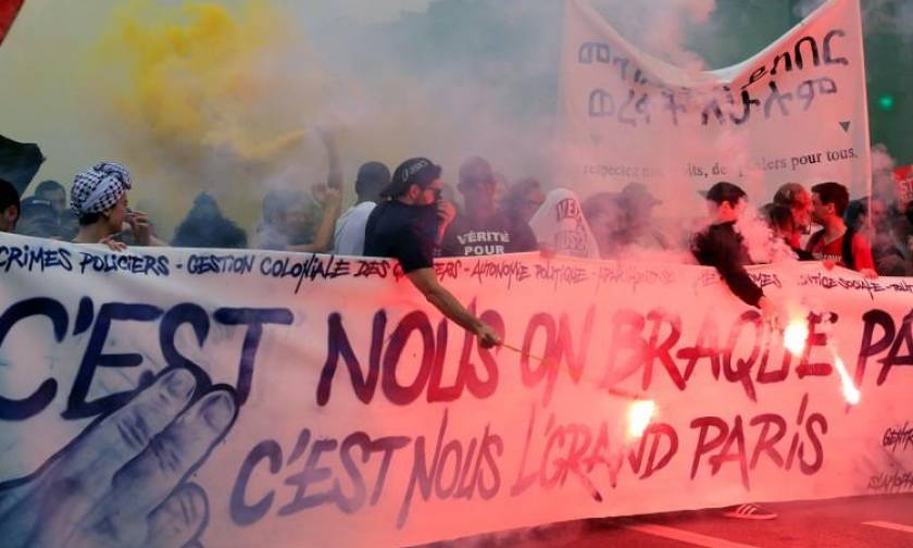 Γαλλία: Χιλιάδες διαδηλωτές στους δρόμους κατά του Μακρόν (vids+pics)