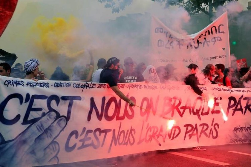 Γαλλία: Χιλιάδες διαδηλωτές στους δρόμους κατά του Μακρόν (vids+pics)