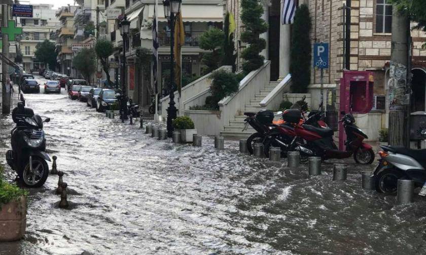Βροχή και χαλάζι στη Θεσσαλονίκη: Λίμνη η πλατεία Ευόσμου (pics)