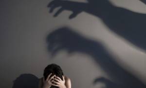 Φρίκη στη Λέρο: «Υποχρέωναν την κόρη τους να τους βλέπει να κάνουν σεξ και μετά τη βίαζαν»