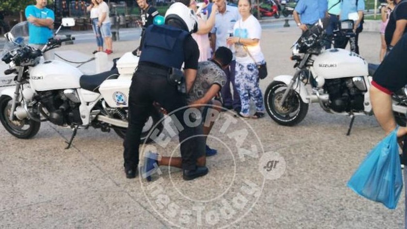 Θεσσαλονίκη: Επεισοδιακή σύλληψη στο Λευκό Πύργο - Νεαρός πήγε να κλέψει μικροπωλητές