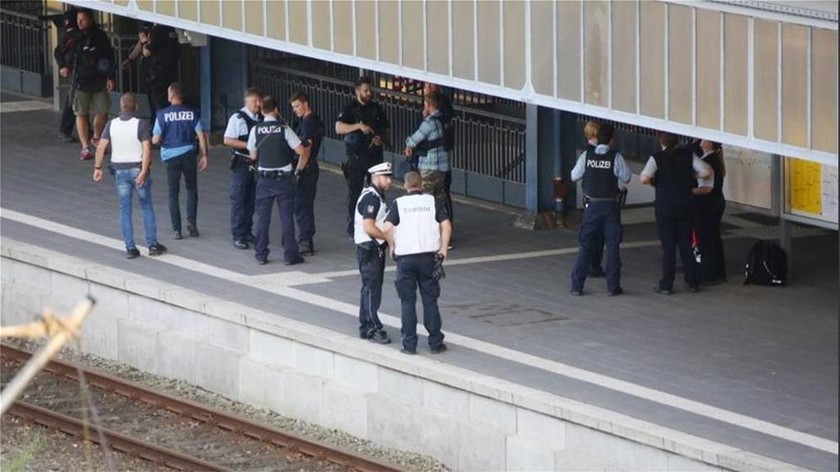 Επίθεση με μαχαίρι στη Γερμανία: Ένας νεκρός και δύο τραυματίες σε σταθμό τρένου (vid+pics)