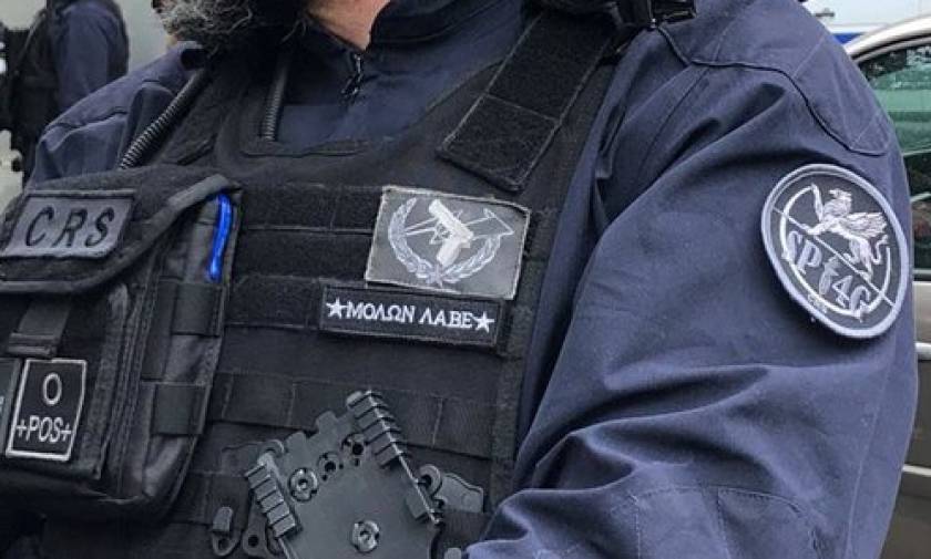 Απίστευτο: Αστυνομικός έραψε «Μολών λαβέ» στη στολή του και κιδυνεύει με «ξήλωμα»