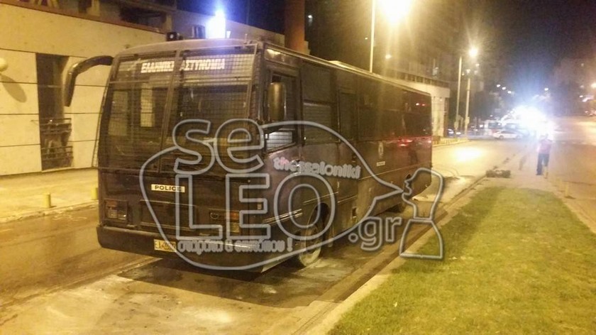 Θεσσαλονίκη: Η στιγμή που αστυνομικοί βγαίνουν από την καμένη κλούβα μετά την επίθεση με μολότοφ