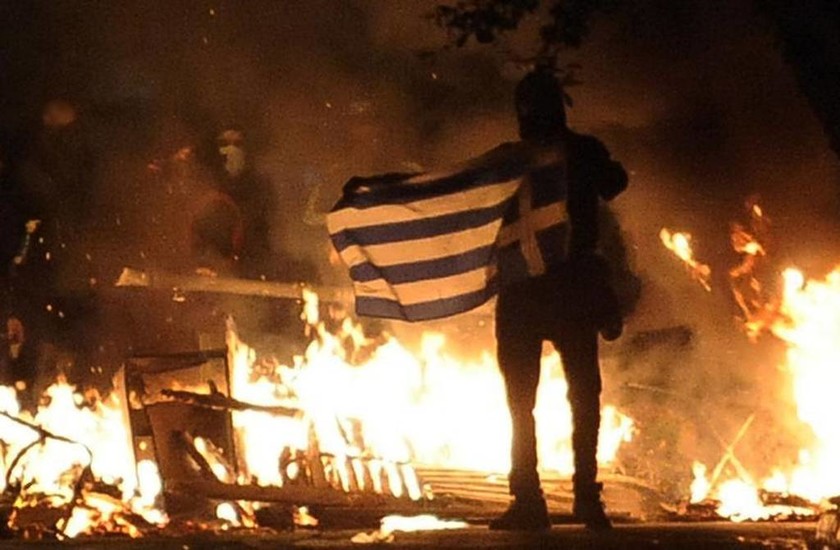 Προανάκριση για το κάψιμο ελληνικής σημαίας στα Εξάρχεια