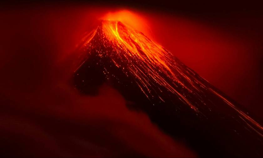 «Κόλαση» λάβας στη Γουατεμάλα: Πέτρες, φωτιά και δηλητηριώδη αέρια «ξερνά» το ηφαίστειο Fuego (Pics)