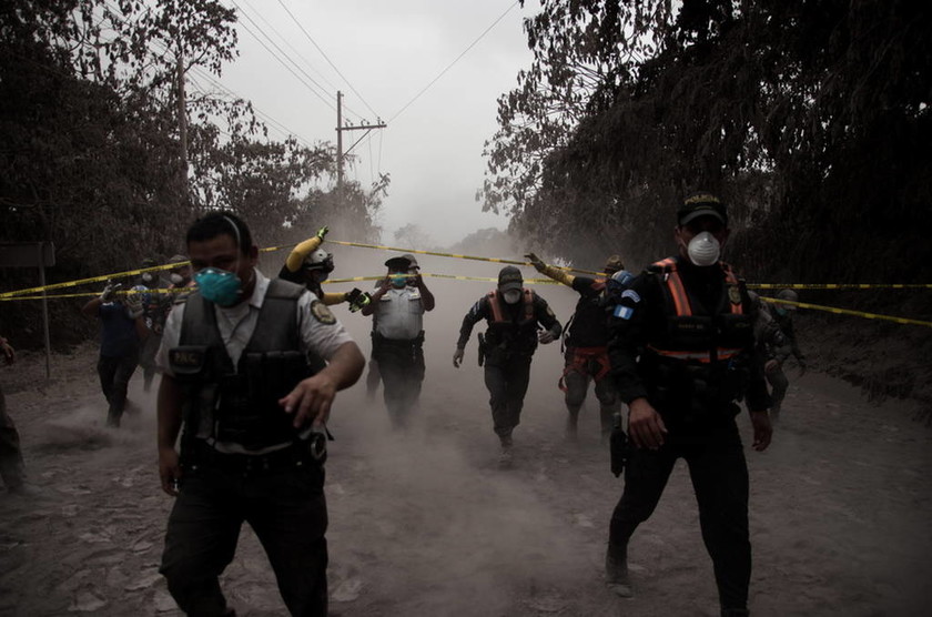 «Κόλαση» λάβας στη Γουατεμάλα: Πέτρες, φωτιά και δηλητηριώδη αέρια ξερνάει το ηφαίστειο Fuego (Pics)