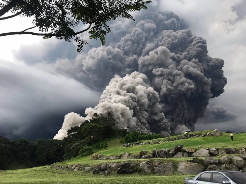 «Βρυχάται» το ηφαίστειο Φουέγκο στη Γουατεμάλα: Ισχυρός σεισμός 5,3 Ρίχτερ (Pics)
