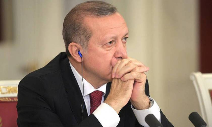 Σε κατάσταση απελπισίας ο Ερντογάν: «Σκαρφαλώνει» ο πληθωρισμός, «γκρεμίζεται» η τουρκική λίρα
