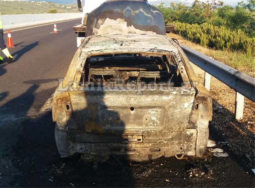 Παραλίγο τραγωδία στην Αθηνών - Λαμίας: Κάηκε ολοσχερώς όχημα στο οποίο επέβαινε οικογένεια (pics)