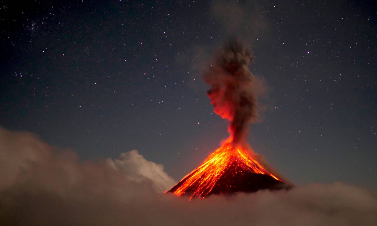 Εικόνες Αποκάλυψης στη Γουατεμάλα: H λάβα από το ηφαίστειο Φουέγκο καταπίνει τα πάντα στο διάβα της