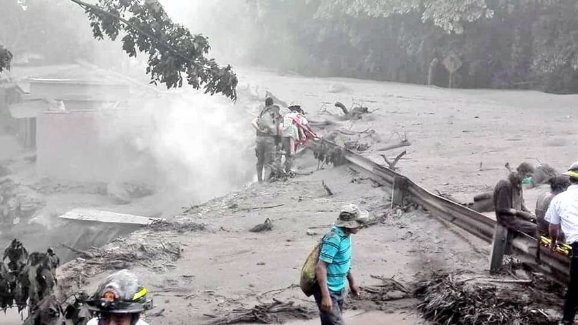 Εικόνες Αποκάλυψης στη Γουατεμάλα: H λάβα από το ηφαίστειο Φουέγκο καταπίνει τα πάντα στο διάβα της 