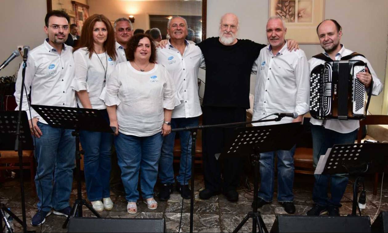 Μελωδίες από τον Διονύση Σαββόπουλο και την Pfizer Hellas Band στο Γηροκομείο Αθηνών