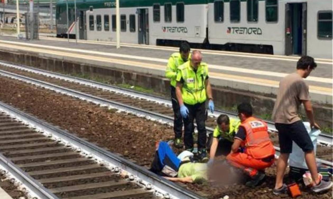 Η πιο απάνθρωπη selfie: Ποζάρει μπροστά από γυναίκα που τη χτύπησε τρένο! (pic)