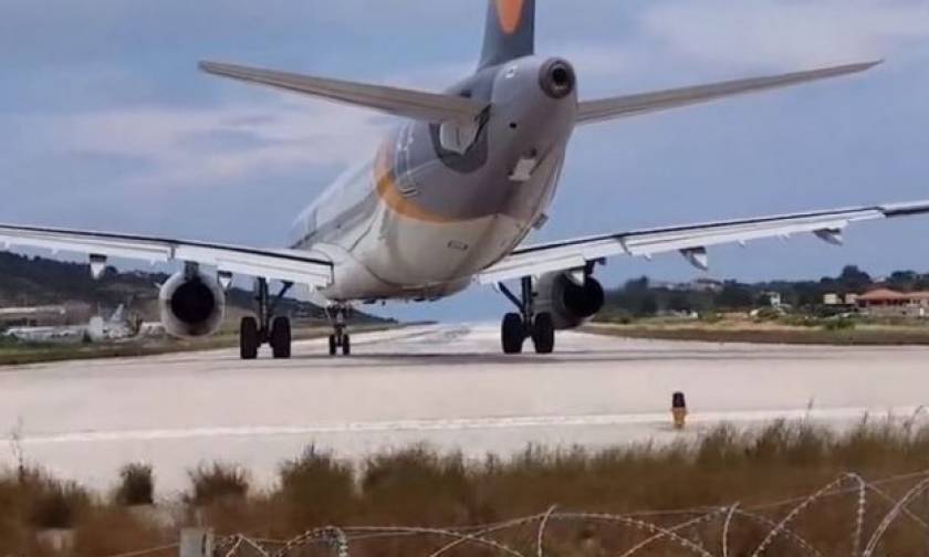 Τουρίστας παρακολουθεί την απογείωση αεροπλάνου στην Σκιάθο, η τουρμπίνα τον εκσφενδονίζει (video)