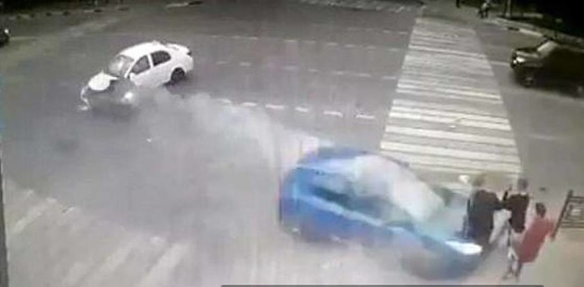 Βίντεο - σοκ: Αυτοκίνητο εκσφενδονίζει στον αέρα τρεις μαθητές (ΠΡΟΣΟΧΗ – ΠΟΛΥ ΣΚΛΗΡΕΣ ΕΙΚΟΝΕΣ)