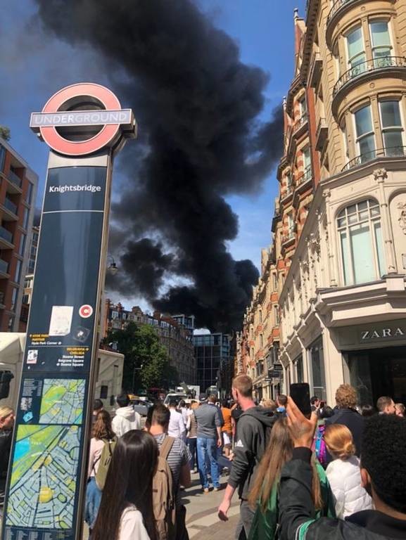 ΕΚΤΑΚΤΟ: Συναγερμός στο Λονδίνο: Τεράστια φωτιά στο Hyde Park (Pics+Vids)