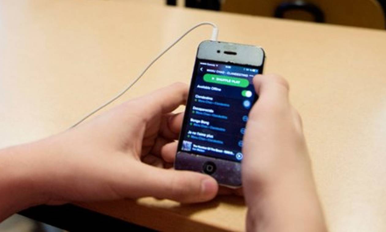 Γαλλία: Απαγορεύτηκαν τα κινητά στις σχολικές αίθουσες