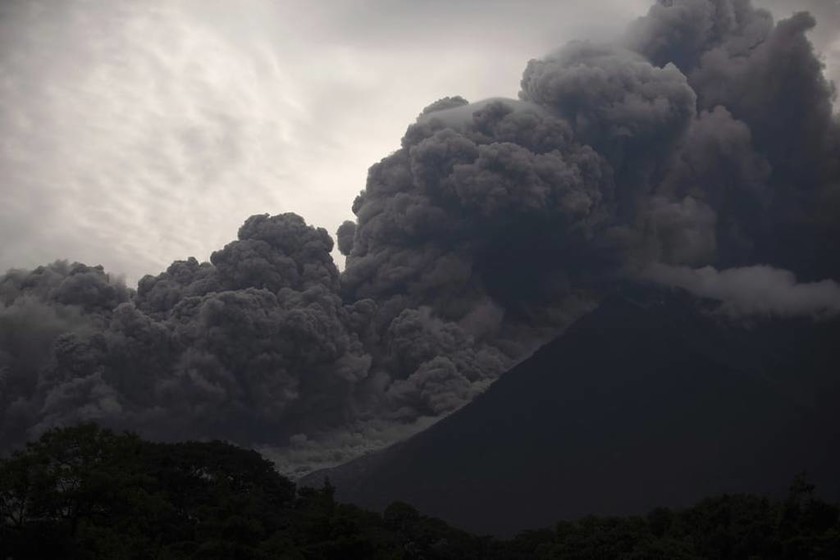 Εικόνες αποκάλυψης: Η πυρακτωμένη λάβα του Fuego έχει καλύψει τα πάντα: Στους 109 οι νεκροί (Pics)