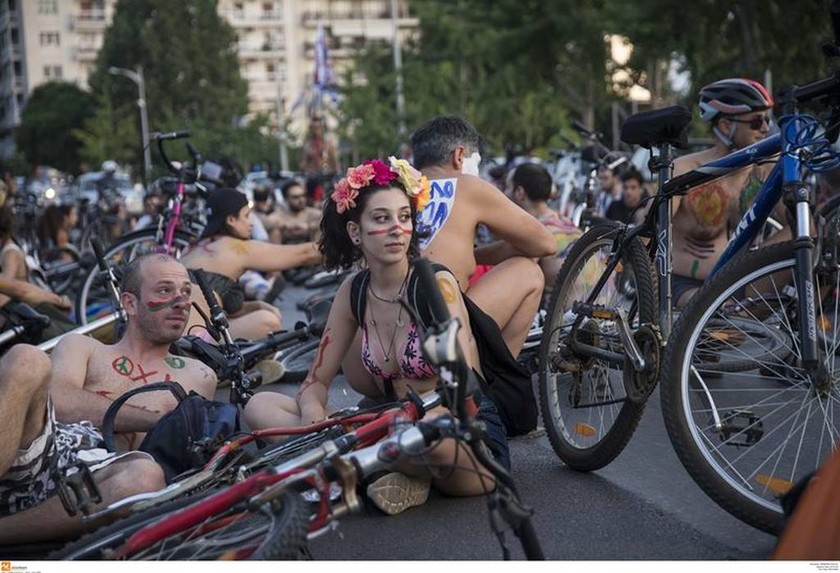 Θεσσαλονίκη: Τα πέταξαν όλα και έκαναν γυμνοί ποδήλατο (vid+pics)