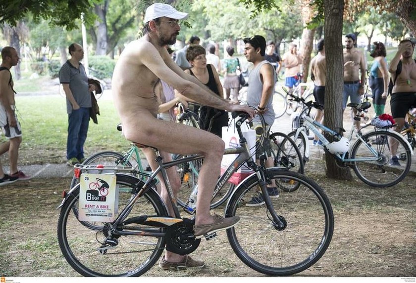 Θεσσαλονίκη: Τα πέταξαν όλα και έκαναν γυμνοί ποδήλατο (vid+pics)