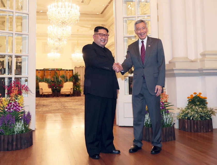 Ιστορική στιγμή: Η πρώτη επίσημη συνάντηση του Κιμ Γιονγκ Ουν στη Σιγκαπούρη