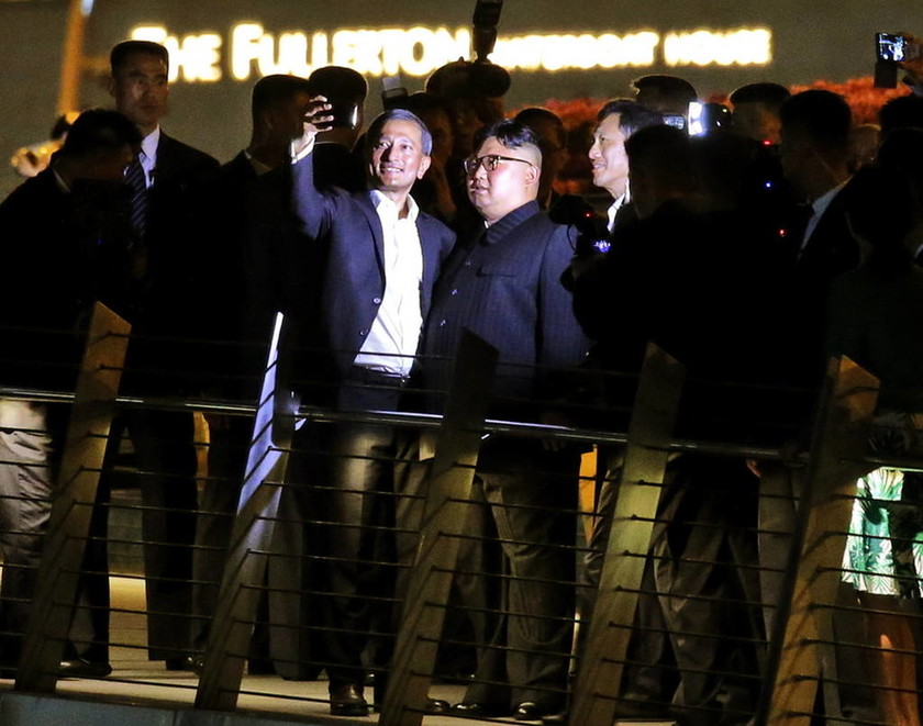 Σουρεαλισμός: Ο Κιμ Γιονγκ Ουν πίσω από έναν «τοίχο» φρουρών βολτάρει στην προκυμαία (Pics+Vid)