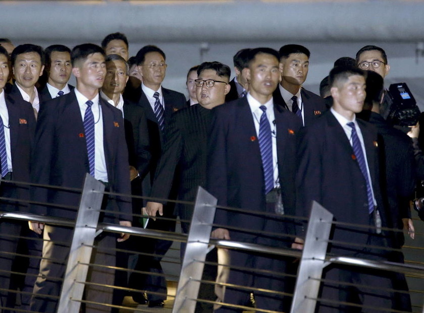 Σουρεαλισμός: Ο Κιμ Γιονγκ Ουν πίσω από έναν «τοίχο» φρουρών βολτάρει στην προκυμαία (Pics+Vid)