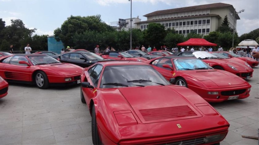 Δεκάδες Ferrari «μαγεύουν» την Κέρκυρα - Διαγωνισμός για την πιο όμορφη… Ιταλίδα! (vids+pics)