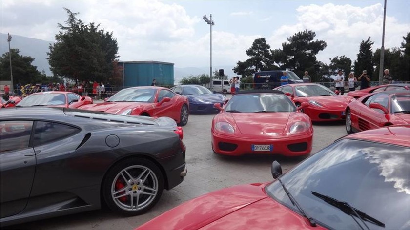 Δεκάδες Ferrari «μαγεύουν» την Κέρκυρα - Διαγωνισμός για την πιο όμορφη… Ιταλίδα! (vids+pics)
