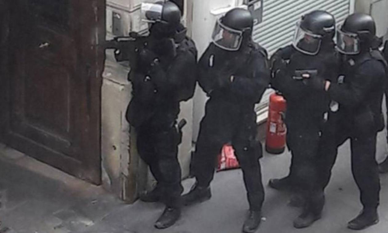 Παρίσι: Ένοπλος κρατούσε όμηρο έγκυο που είχε περιλούσει με βενζίνη (Pics+Vid)