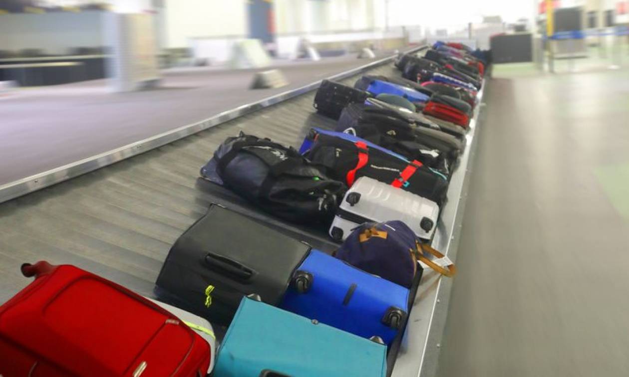 Το τρομερό κόλπο για να παίρνετε πάντα πρώτοι τις αποσκευές σας στο αεροδρόμιο!