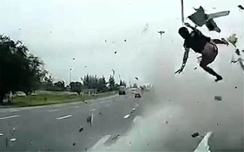 Βίντεο ΣΟΚ από φρικτό τροχαίο: Οδηγός φορτηγού εκτοξεύεται στο αντίθετο ρεύμα