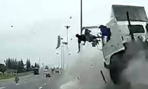 Βίντεο ΣΟΚ από φρικτό τροχαίο: Οδηγός φορτηγού εκτοξεύεται στο αντίθετο ρεύμα