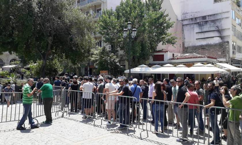 Πλήθος κόσμου στη Μητρόπολη Αθηνών απέτισε φόρο τιμής στον Παύλο Γιαννακόπουλο (pics+vids)
