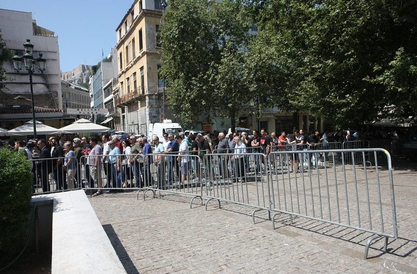 Πλήθος κόσμου στη Μητρόπολη για το ύστατο χαίρε στον Παύλο Γιαννακόπουλο (pics+vids)