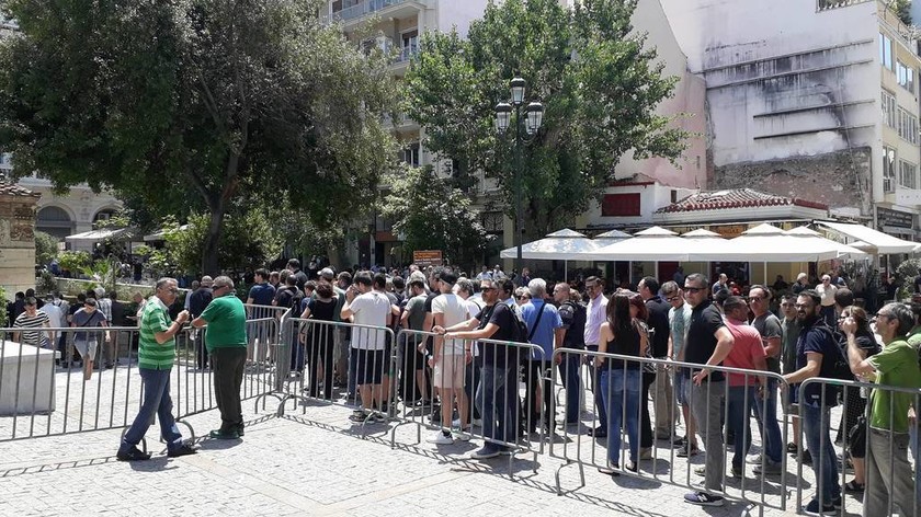 Πλήθος κόσμου στη Μητρόπολη για το ύστατο χαίρε στον Παύλο Γιαννακόπουλο (pics+vids)