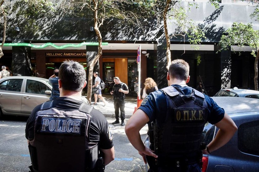 Ελληνοαμερικανική Ένωση: Όπλο, φυσίγγια και αλεξίσφαιρο στο σπίτι της 23χρονης που συνελήφθη