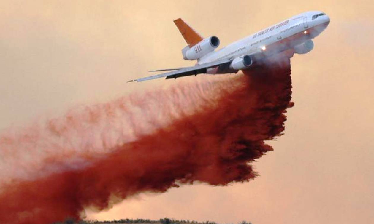 Πυροσβεστικό αεροσκάφος «έπλυνε» κατά λάθος περιπολικό (vid)