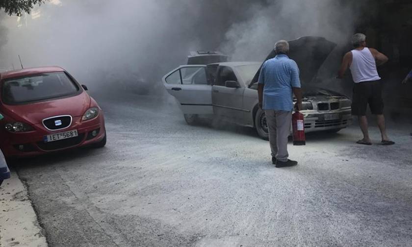 Παγκράτι: Όχημα τυλίχθηκε στις φλόγες στη μέση του δρόμου (pics&vid)