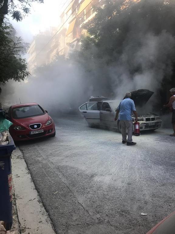 ΤΩΡΑ - Παγκράτι: Όχημα τυλίχθηκε στις φλόγες στη μέση του δρόμου (pics&vid)