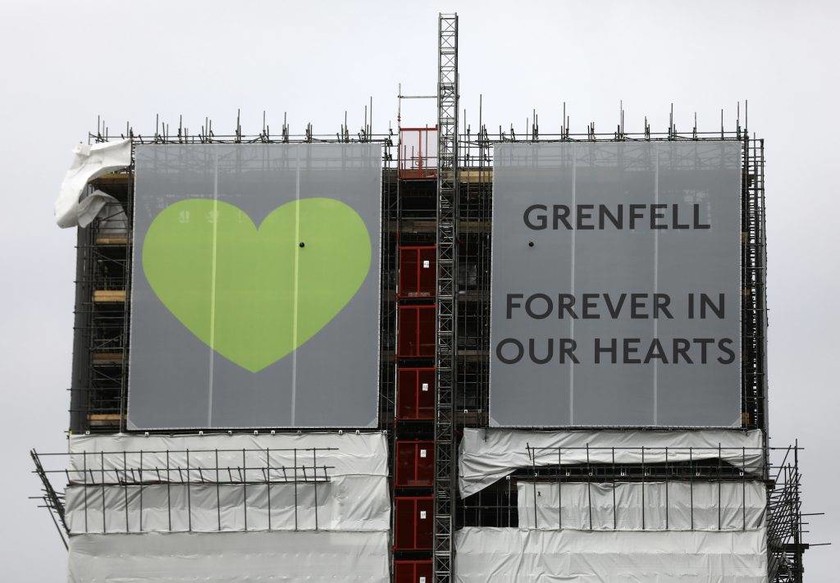 Πύργος Γκρένφελ: 72 δευτερόλεπτα σιγής για τα 72 θύματα της τραγωδίας (pics)