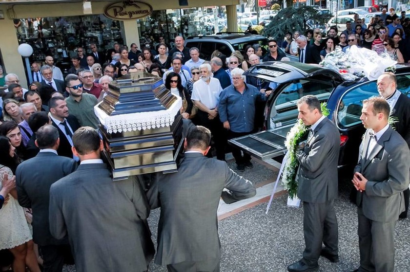Θρήνος στην κηδεία της συζύγου του Πύρρου Δήμα: Συντετριμμένος ο Ολυμπιονίκης
