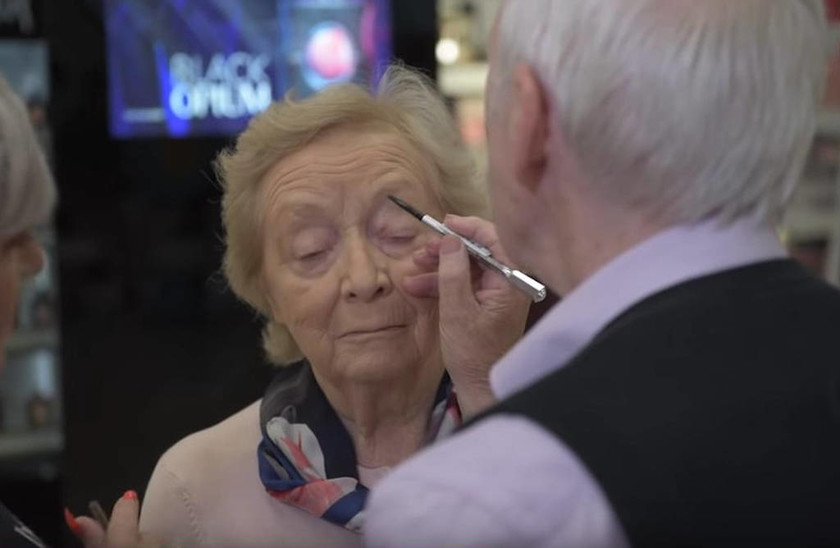 Συγκλονιστικό: Ένας 84χρονος μαθαίνει μακιγιάζ για να βάφει τη σύζυγό του που θα μείνει τυφλή(vid) 